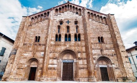 „Zbudowana z miodowego piaskowca bazylika z daleka wygląda jak złoty relikwiarz o niemal gładkich śc