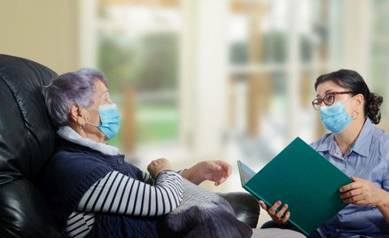 Dr Fauci: Nie bójmy się nosić maski w domu