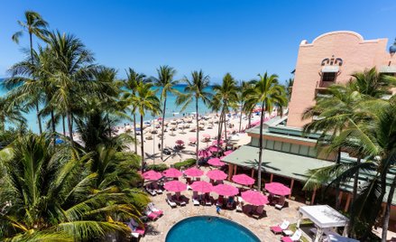 Waikiki na wyspie Oahu to jedna z najbardziej ikonicznych plaż nie tylko na Hawajach, ale w ogóle na
