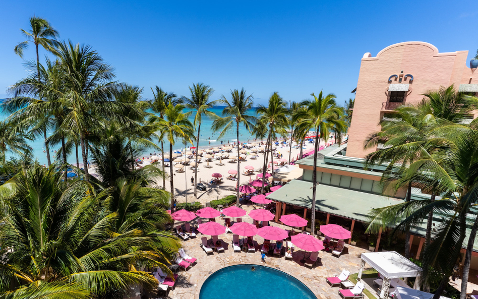 Waikiki na wyspie Oahu to jedna z najbardziej ikonicznych plaż nie tylko na Hawajach, ale w ogóle na