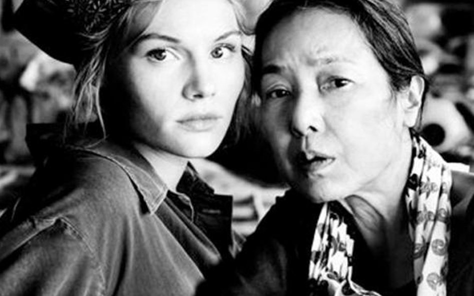 Marie (Rosalie Thomass) i stara Satomi (Kaori Momoi).