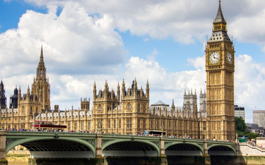 Londyn: Mężczyzna oblał się benzyną przed parlamentem