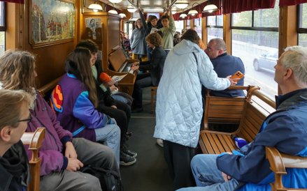 Na trasie i na przystanku zasłuchani pasażerowie