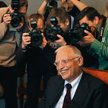 Już ponad miesiąc komitet etyczny KE bada, czy angaż Güntera Verheugena do instytucji finansowych ni