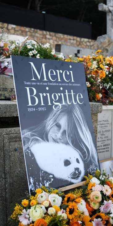 Brigitte Bardot została pochowana obok swoich rodziców i dziadków.