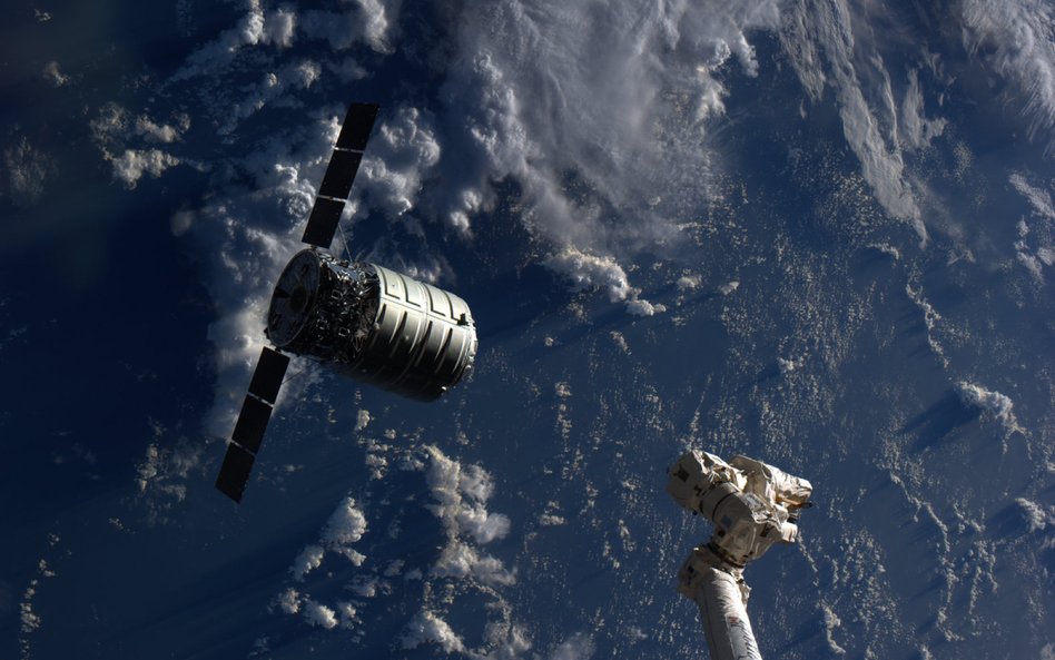 Załoga 37 ekspedycji dokuje zaopatrzeniowy statek Cygnus 28 września 2013 r.