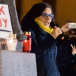 Ewa Lieder, wtedy posłanka, przemawia na manifestacji przed pomnikiem ks. Henryka Jankowskiego w Gda