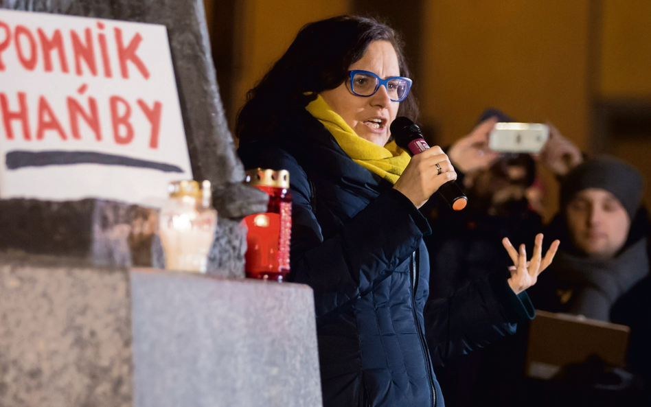 Ewa Lieder, wtedy posłanka, przemawia na manifestacji przed pomnikiem ks. Henryka Jankowskiego w Gda