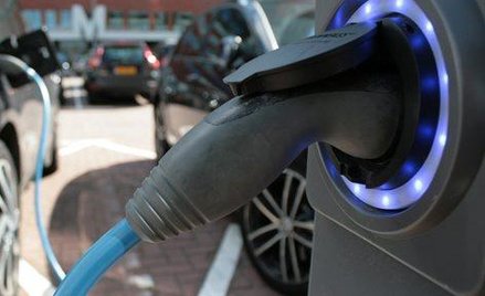 Kolejne firmy ogłaszają projekty inwestycji w sieci ładowarek do e-samochodów.