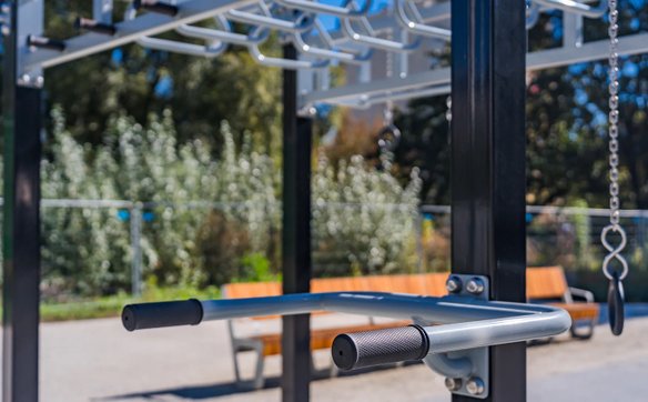 Są tu także zestawy do parkour i kalisteniki