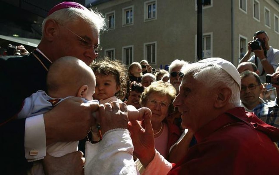 Burzę wywołały słowa abp. Müllera (na zdj. z 2006 r. z papieżem Benedyktem XVI w Ratyzbonie, gdzie b