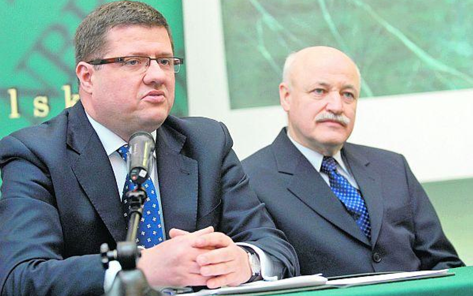 Sławomir Skrzypek, szef NBP (z prawej), i Witold Koziński, wiceprezes banku centralnego, przedstawil