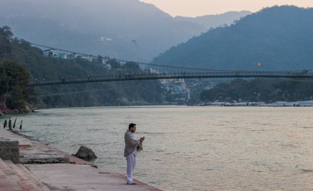 Ganges w miejscowości Rishikesh w stanie Uttarakhand.