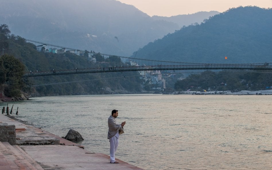 Ganges w miejscowości Rishikesh w stanie Uttarakhand.