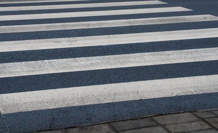 W Sejmie trwa bój o pierwszeństwo pieszych na pasach