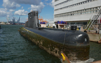 Okręt podwodny ORP Sokół w oczekiwaniu na przeholowanie do PGZ Stoczni Wojennej, gzie przejdzie pier