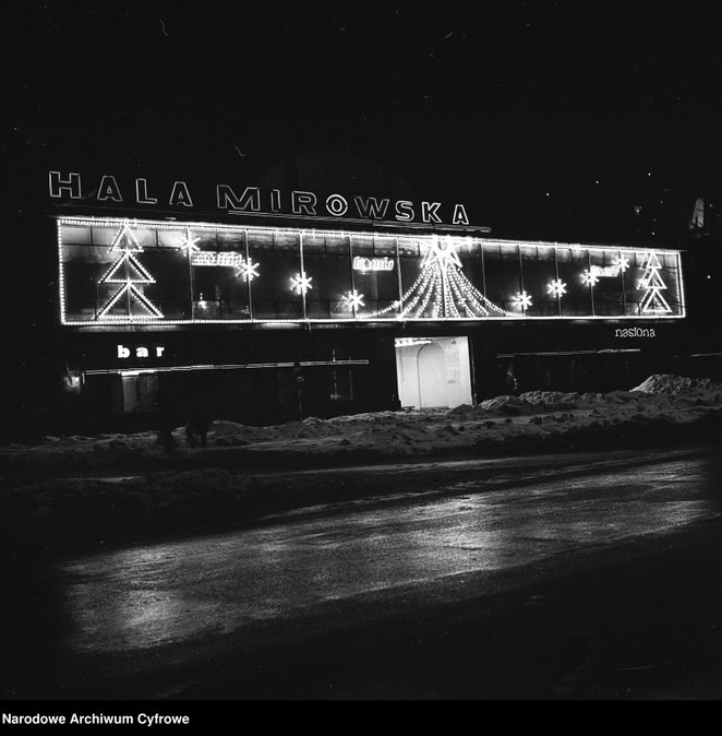 Świąteczna iluminacja na fasadzie Hali Mirowskiej