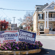 Plakaty wyborcze rywalizujących kandydatów na gubernatorów Pensylwanii, Douga Mastriano i Josha Shap