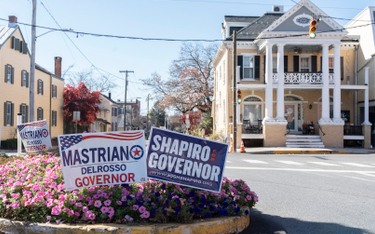Plakaty wyborcze rywalizujących kandydatów na gubernatorów Pensylwanii, Douga Mastriano i Josha Shap
