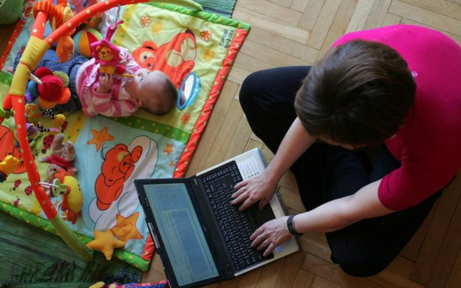 Praca w domu połączona z pilnowaniem dzidziusia