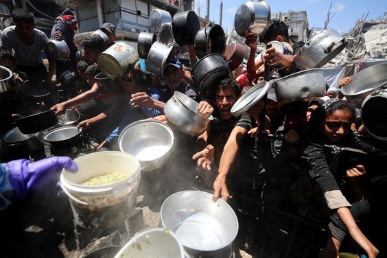 Palestyńczyczy czekają na wsparcie organizacji humanitarnej
