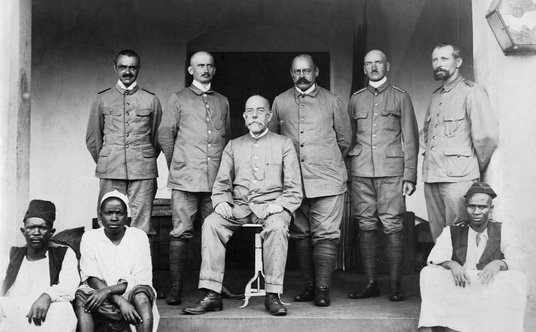 Robert Koch (siedzi), niemiecki naukowiec i lekarz, wraz z członkami ekspedycji badającej śpiączkę u