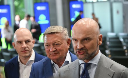 Pełnomocnik przedsiębiorców ds. deregulacji Rafał Brzoska i członkowie zespołu deregulacyjnego podcz