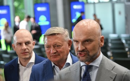 Pełnomocnik przedsiębiorców ds. deregulacji Rafał Brzoska i członkowie zespołu deregulacyjnego podcz