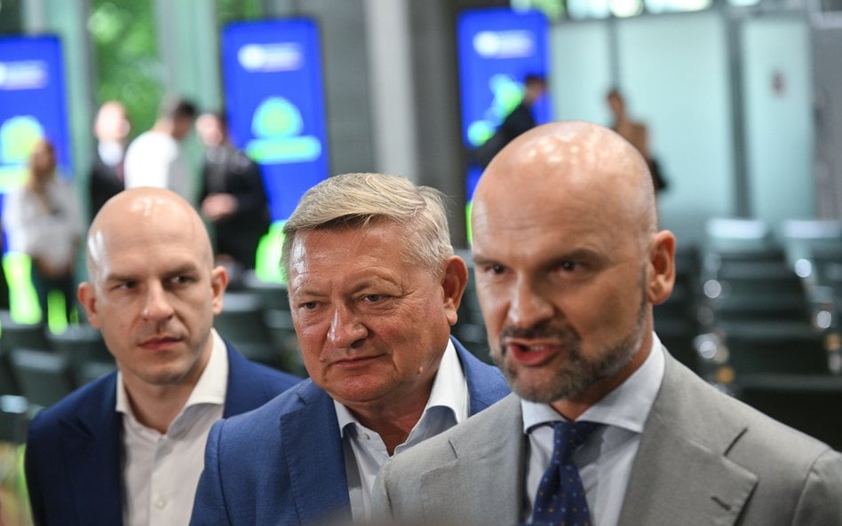 Pełnomocnik przedsiębiorców ds. deregulacji Rafał Brzoska i członkowie zespołu deregulacyjnego podcz