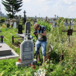 Operator Kamil Nowak filmuje symboliczny grób Tadzika Jasińskiego, fot. Paweł Kościński