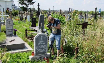 Operator Kamil Nowak filmuje symboliczny grób Tadzika Jasińskiego, fot. Paweł Kościński