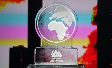 Topniejący lód postawiono w miejscu, które miał zająć premier Boris Johnson