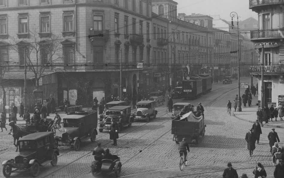 krzyżowanie Ulicy Nowy Świat z Alejami Jerozolimskimi w latach 30. Samochody, dorożki i tramwaj lini
