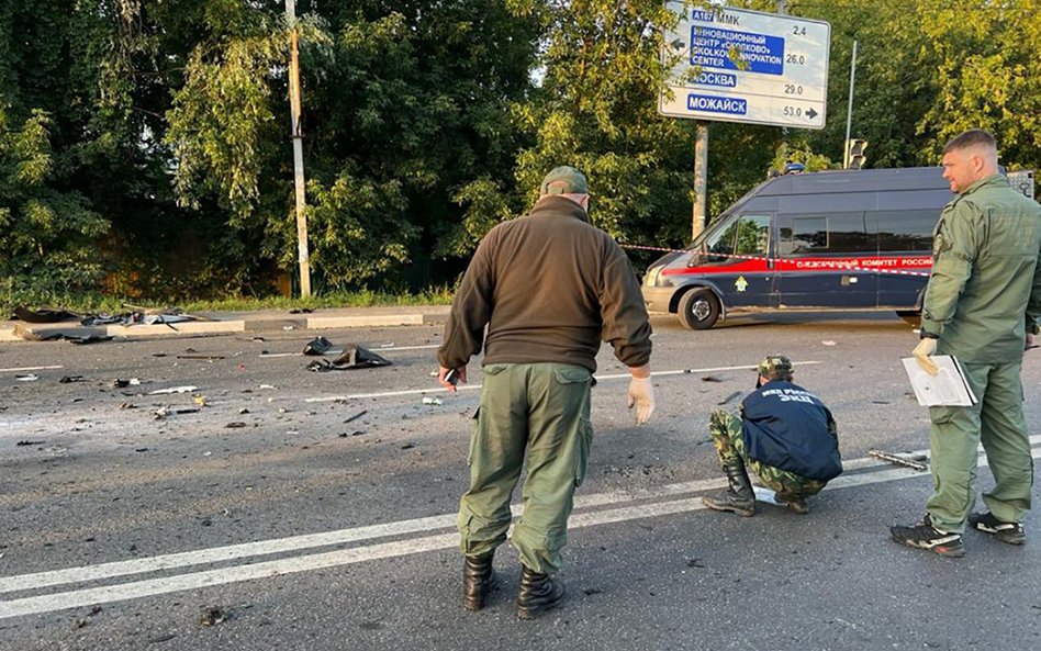 Szczątki wysadzonego w powietrze samochodu zostały rozrzucone w promieniu kilkudziesięciu metrów