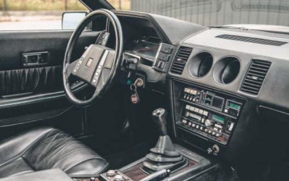 Topowe wyposażenie obejmuje m.in.: multifunkcyjną kierownicę, tempomat i system Body Sonic – głośnik