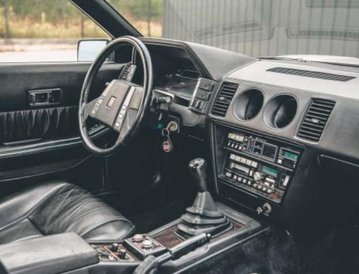 Topowe wyposażenie obejmuje m.in.: multifunkcyjną kierownicę, tempomat i system Body Sonic – głośnik