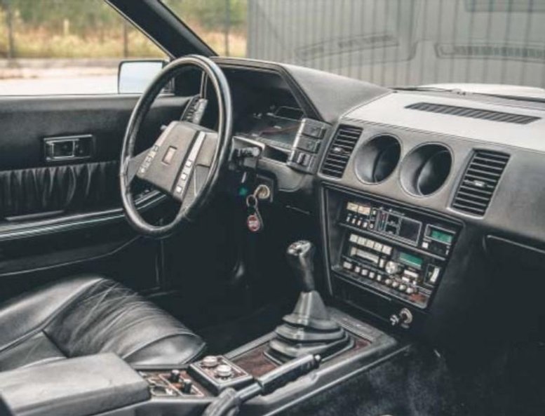 Topowe wyposażenie obejmuje m.in.: multifunkcyjną kierownicę, tempomat i system Body Sonic – głośnik