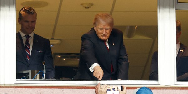 Donald Trump na meczu NFL w Waszyngtonie. Nie na taką reakcję kibiców liczył