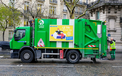 Paryskie śmieciarki są nośnikami reklamy