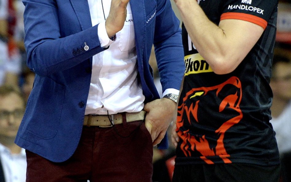 Krzysztof Ignaczak (P) i trener Andrzej Kowal (L) podczas 3. meczu finałowego Ekstraklasy z Lotosem 