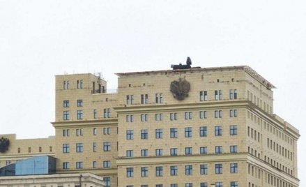 Zestaw obrony przeciwlotniczej na dachu budynku resortu obrony w Rosji