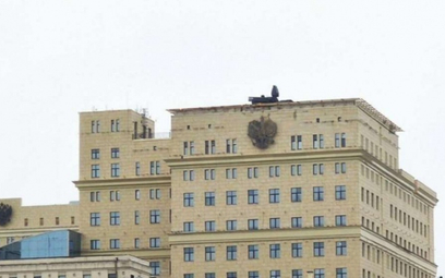 Zestaw obrony przeciwlotniczej na dachu budynku resortu obrony w Rosji