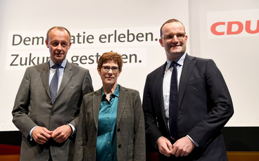 Tylko Kramp-Karrenbauer (na zdjęciu w środku), bliska ideowo pani kanclerz Merkel, jednoznacznie pop