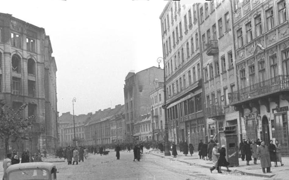 Ulica Długa w Warszawie. 26 marca 1943 r. doszło do odbicia z rąk Gestapo Janka Bytnara „Rudego”