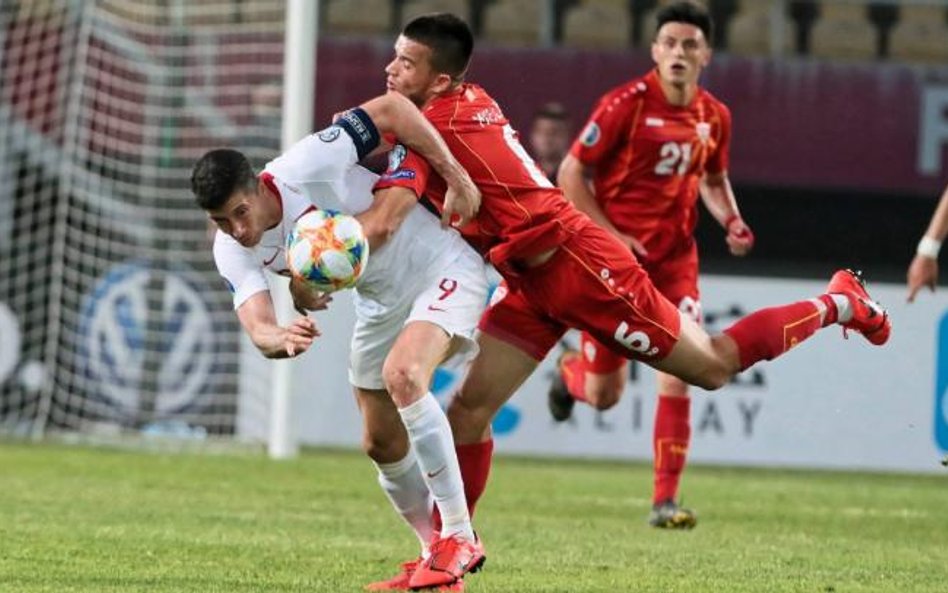Robert Lewandowski miał w Skopje trudny wieczór – był osamotniony w ataku i musiał się cofać po piłk