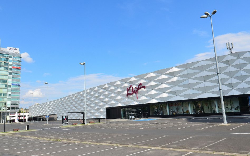 Kultowe galerie handlowe z lat 90. ustępują miejsca nowoczesnym osiedlom