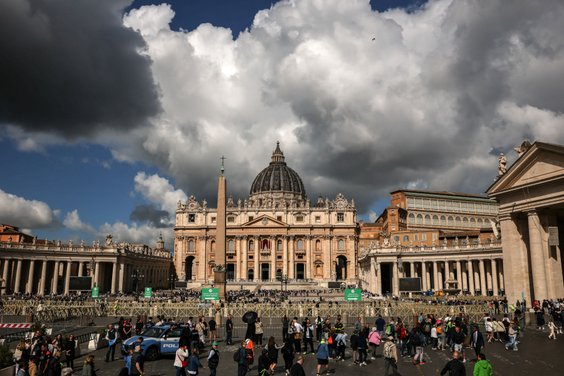 Ludzie na placu św. Piotra w drugim dniu konklawe