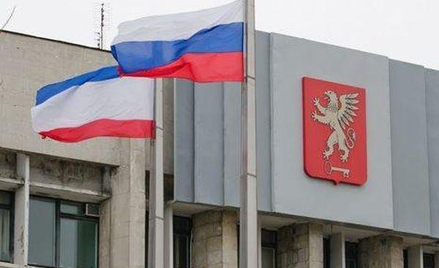 Flagi rosyjska i krymska przed budynkiem administracji w Kerczu, mieście na wschodnim krańcu półwysp