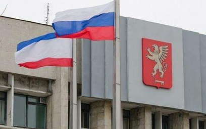 Flagi rosyjska i krymska przed budynkiem administracji w Kerczu, mieście na wschodnim krańcu półwysp