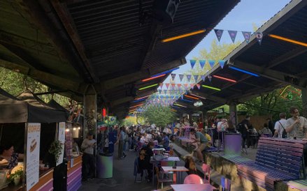 Zadaszone perony pomimo industrialnego charakteru, są udekorowane festiwalowymi chorągiewkami i kolo